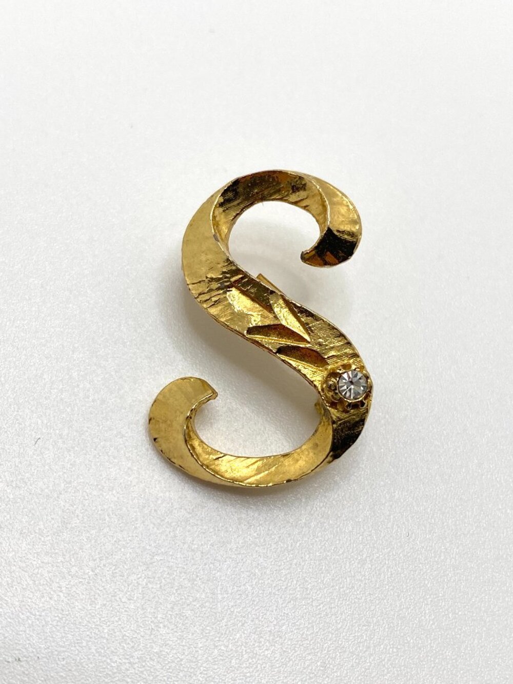 2/$20 👒 Vintage Brooch 1960s Initial Letter S Pin Textured Gold Tone Rhinestone
